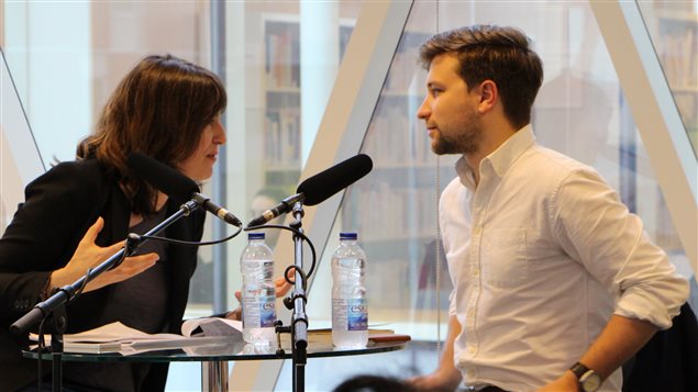 Marie-Louise Arsenault reçoit Gabriel Nadeau-Dubois pour la série <I>Les incontournables, portraits d'auteurs</I> (2016) Marie-Louise Arsenault reçoit Gabriel Nadeau-Dubois pour la série <I>Les incontournables, portraits d'auteurs</I> (2016)