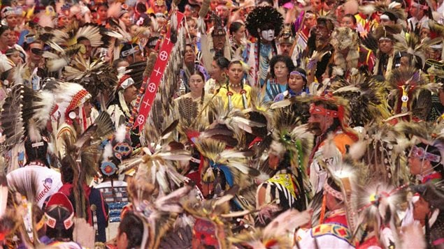 Des Autochtones de différentes Nations du Canada et des États-Unis sont réunis lors d'un pow-wow.