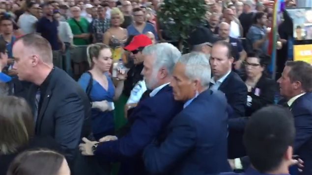 El primer ministro Philippe Couillard fue evacuado de emergencia.