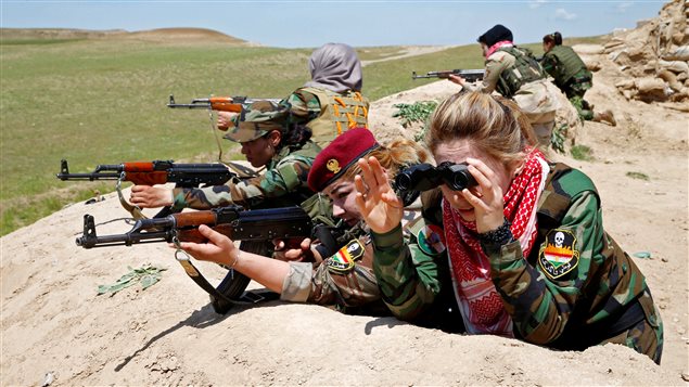  Iraqi Kurdish female fighter Haseba Nauzad (2nd R), 24, and Yazidi female fighter Asema Dahir (3rd R), 21, aim their weapon during a deployment near the frontline of the fight against Islamic State militants in Nawaran near Mosul, Iraq, April 20, 2016.