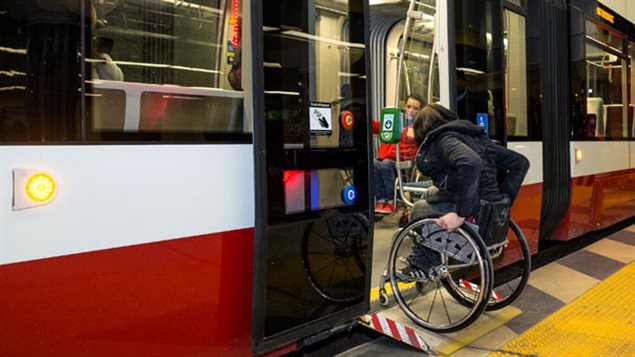 Selon la ministre Carla Qualtrough, il faut une nouvelle loi pour lever les multiples obstacles qui empêchent les personnes présentant une incapacité d’accéder aux services. Un exemple ici, avec les nouveaux tramways de Toronto qui sont accessibles aux personnes en fauteuil roulant.
