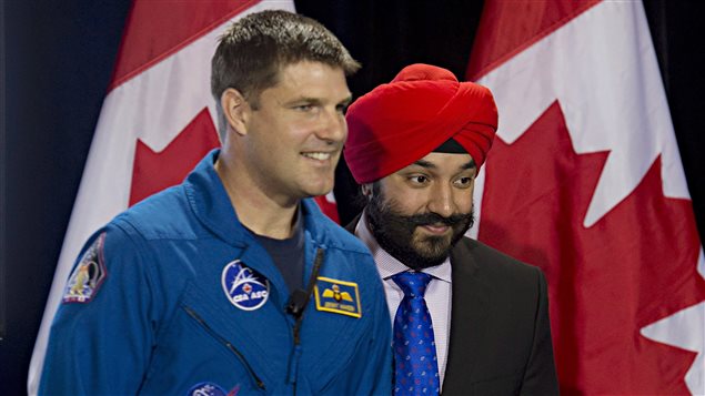 Le ministre de l’Innovation, de la Science et du Développement économique, Navdeep Bains, en compagnie de l’astronaute canadien Jeremy Hansen