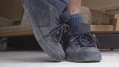 男子的邻居对消息表示担忧、难以置信。