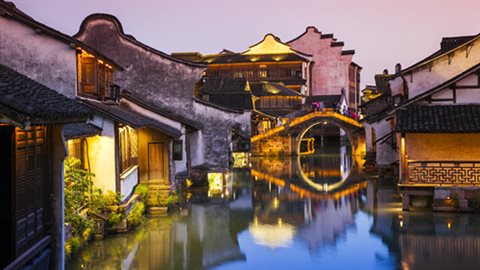 灯光映衬下的乌镇。