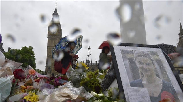 El asesinato dela diputada laborista Jo Cox, de 41 años, madre de dos niños pequeños y ferviente defensora de la permanencia en la UE, conmocionó a los británicos.