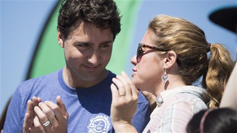 Le premier ministre Justin Trudeau et son épouse, Sophie Grégoire à la course de bateau sur la Rouge.