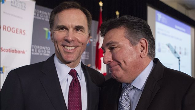 وزير المالية الكندي إلى اليسار ووزير مالية أونتاريو شارل سوسا إلى اليمين 