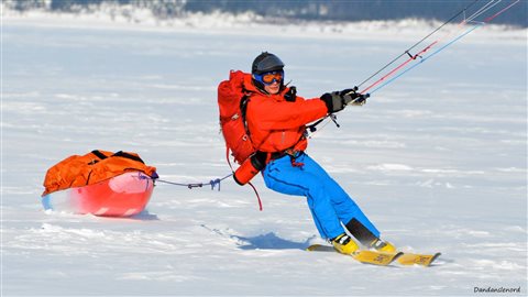 Frédéric Dion a mis 55 jours pour traverser seul l’Antarctique en skis, tiré par une voile.
