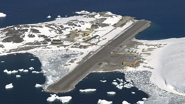 La National Science Foundation américaine a indiqué qu’un des deux appareils Twin Otter de la compagnie Kenn Borek Air, de Calgary, avait quitté la station britannique Rothera, mardi, profitant de conditions favorables. Photo: British Antarctic Survey / Associated Press