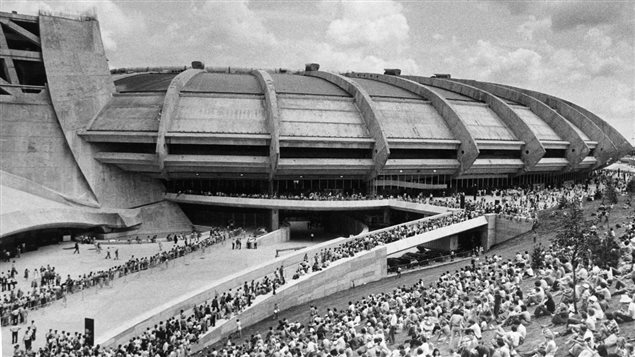 La gente en los alrededores del Estadio Olímpico de Montreal, el 17 de julio de 1976, durante la ceremonia inaugural de los juegos.