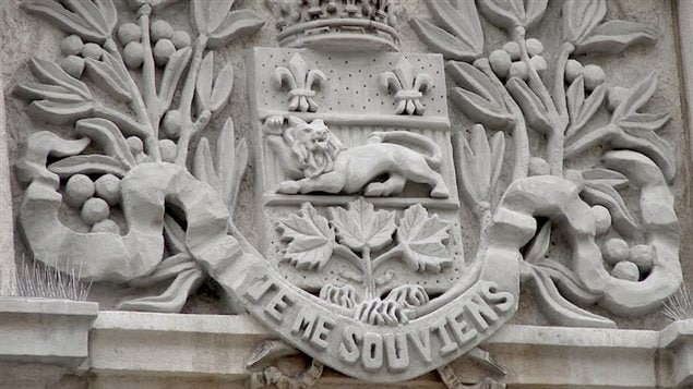 En 1883, l’architecte Eugène-Étienne Taché fait graver dans la pierre l’énigmatique devise Je me souviens juste en dessous des armoiries du Québec, qui se trouvent au-dessus de la porte principale du nouveau Parlement à Québec.