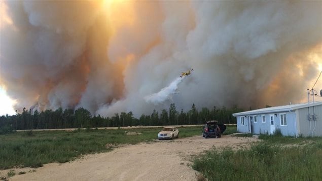 أحد مشاهد حريق الغابات في وسط مانيتوبا في صورة مأخوذة أمس.