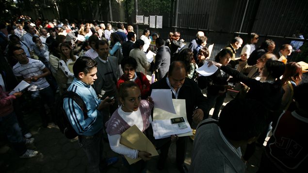 Des Mexicains attendent devant l’ambassade du Canada à Mexico, quelques jours après que le gouvernement canadien ait décidé d’imposer un visa, en 2009. 