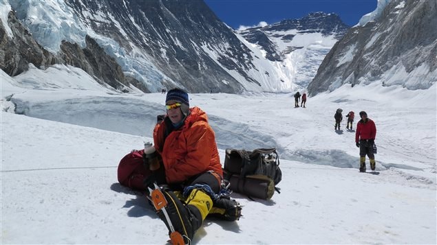 Jean-François Tardif au pied de l’Everest, avec son anorak en fibre d’asclépiade.