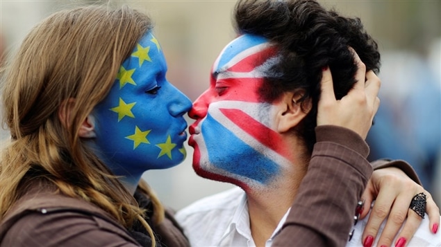 Deux activistes du Brexit et pour l’Union europeenne s’embrassent à Berlin