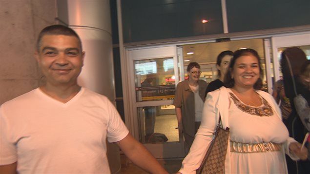  Timea Daroczi, pictured with her husband, Jozsef Pusuma, step outside the airport after their return to Canada. (CBC)