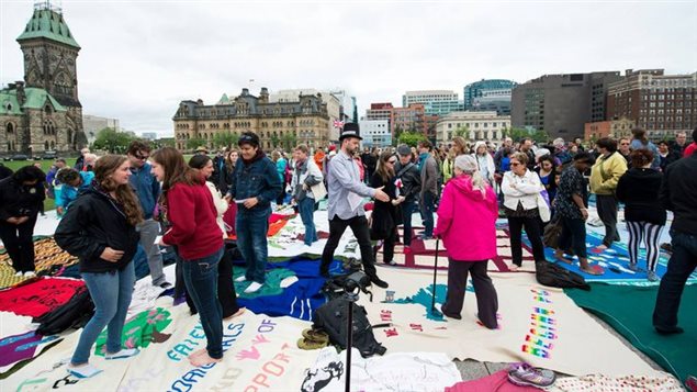 El ejercicio de educación para la reconciliación llevado a cabo por el organismo canadiense de justicia social Kairos frente al Parlamento canadiense en Ottawa.