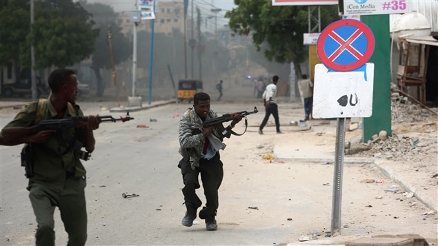 Une autre attaque contre un hôtel somalien. Les autorités tentent ici de reprendre le contrôle de l’hôtel Naasa Hablood à Mogadiscio.