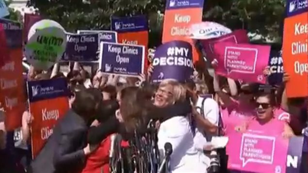 Un grupo de defensores del derecho de las mujeres a decidir sobre su maternidad celebra la decisión de la Corte Suprema de Justicia de Estados Unicos confirmando el derecho al aborto.   