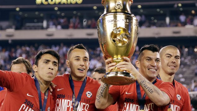 Los jugadores de la Selección Nacional de Fútbol de Chile mostrando la Copa América Centenario que ganaron en la final frente a Argentina. Los chilenos se consagraron, por segundo año consecutivo, como los mejores del continente.   