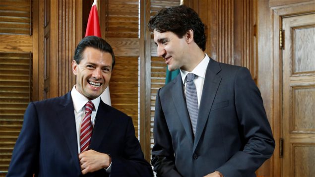 رئيس الحكومة الكنديّة جوستان ترودو (إلى اليمين) ورئيس المكسيك انريكي بينيا نييتو في اوتاوا في 28-06-2016