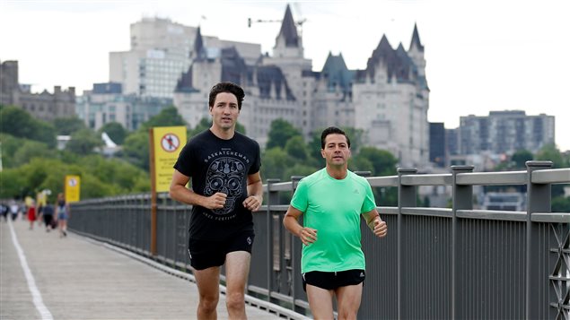 رئيس الحكومة الكنديّة جوستان ترودو(إلى اليسار) والرئيس المكسيكي انريكي بينيا نييتو يمارسان رياضة الركض صباحا في اوتاوا في 28-06-2016