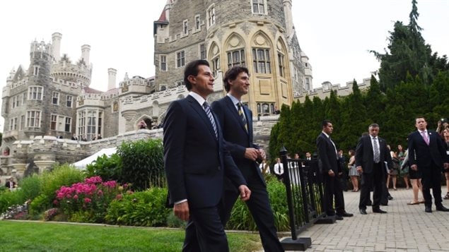 رئيس الحكومة الكنديّة جوستان ترودو (إلى اليمين) والرئيس المكسيكي انريكي بينيا نييتو في تورونتو في 27-06-2016