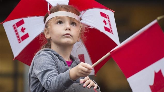 طفلة تشارك في الاحتفالات بعيد كندا الوطني في 01-07-2015