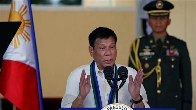 El presidente filipino Rodrigo Duterte, durante un discurso ante altos mandos militares el primero de julio 2016