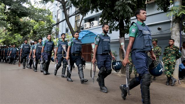 La police du Bangladesh patrouille dans le quartier de Dacca, très fréquenté par des ressortissants étrangers, où a été donné l’assaut pour mettre fin à une prise d’otages dans un restaurant la veille.
