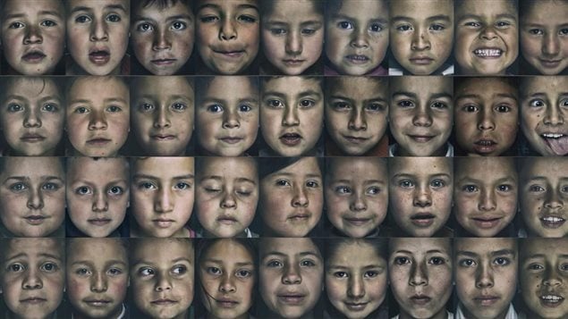 Mosaico de las fotos de niños de Cazuca de la fotógrafa colombo-canadiense Katy López