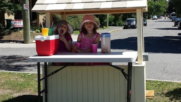 7岁的姐姐Eliza带着5岁的妹妹Adela卖柠檬汁