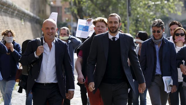 Los periodistas Gianluigi Nuzzi y Emiliano Fittipaldi se dirigen hacia el tribunal en Roma, para asistir a su proceso, apodado «Vatileaks II».