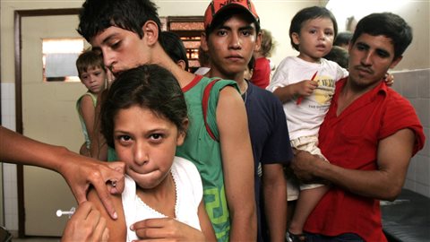 Une fille reçoit le vaccin contre la fièvre jaune au Paraguay