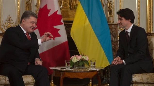 Le premier ministre Justin Trudeau et le président Petro Porochenko à Paris en novembre 2015. 