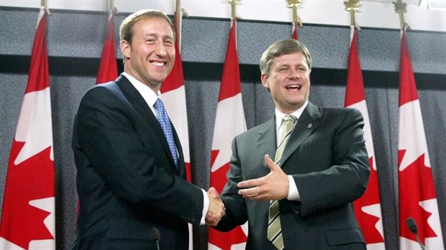 Stephen Harper, chef de l’Alliance canadienne et Peter McKay, chef du Parti progressiste-conservateur du Canada, lors de la fusion de leurs partis en 2003. 