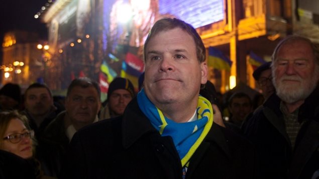 Le ministre canadien des Affaires étrangères John Baird avec les manifestants à Kiev en 2013. 