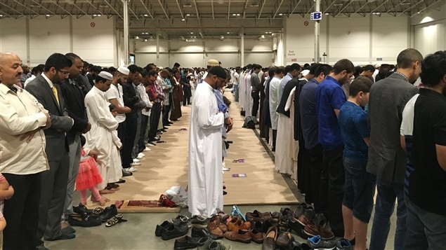 مسلمون يؤدون الصلاة خلال شهر رمضان في تورونتو (أرشيف).