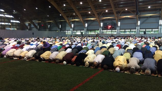 Des musulmans prient au Stade Telus de l’Université Laval.