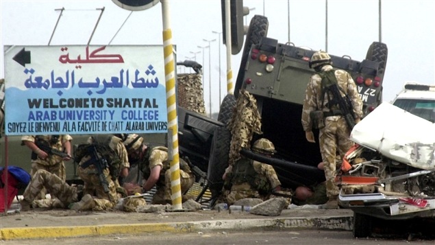 Soldados británicos ayudan a camaradas después que su camioneta hubiera sido atacada en Basora, en 2004.