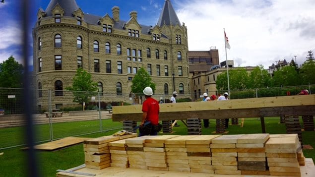 Une maison en construction devant l’Université de Winnipeg