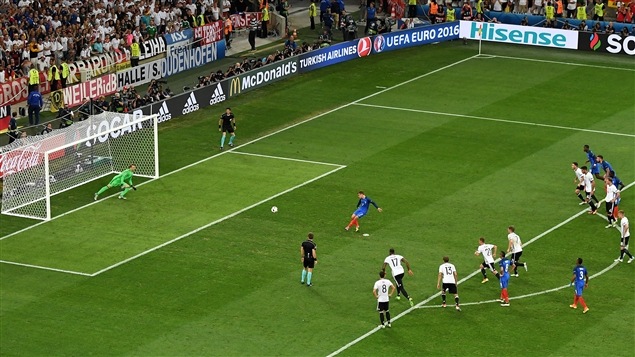 Antoine Griezmann frappe un tir de pénalité Antoine Griezmann frappe un tir de pénalité