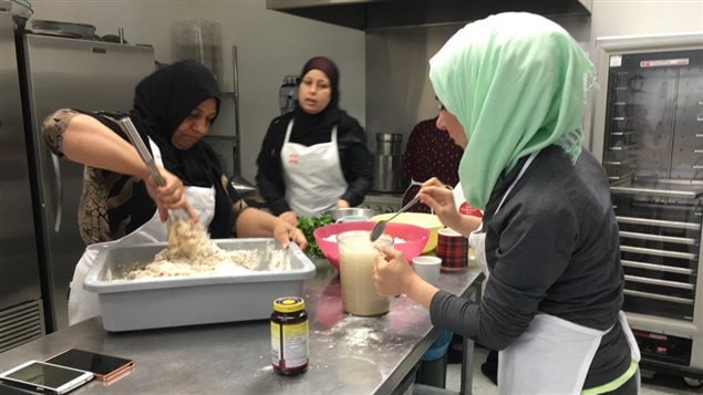 عشر لاجئات سوريّات في مدينة مونكتون أطلقن مؤسّسة لتحضير المأكولات الشرقيّة