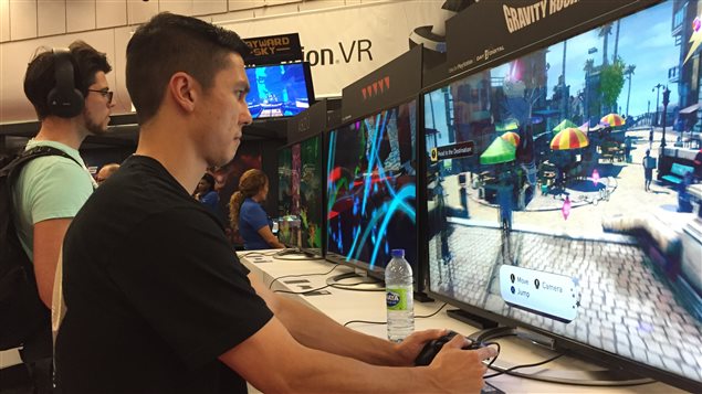 Un participante de Comiccon Montreal ensaya juegos electrónicos.