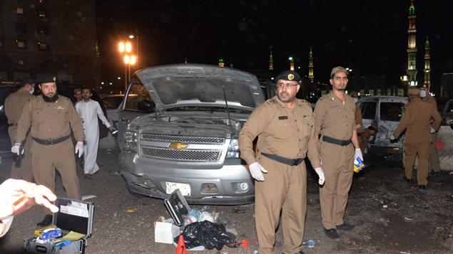 عناصر من الأمن السعودي يتفقّدون موقع الهجوم الانتحاري الذي استهدف المسجد النبوي في المدينة المنوّرة