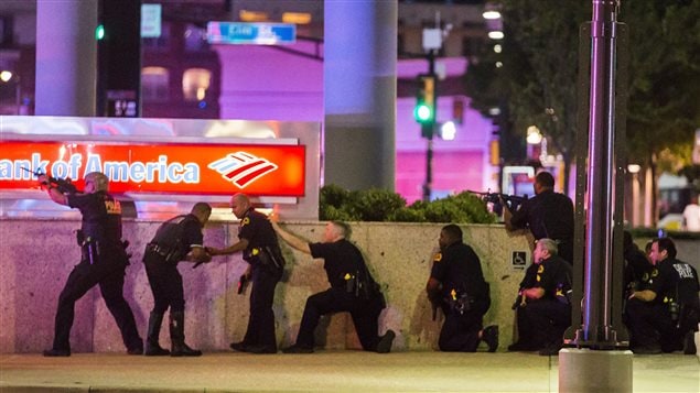 La policía de Dallas responde al ataque.
