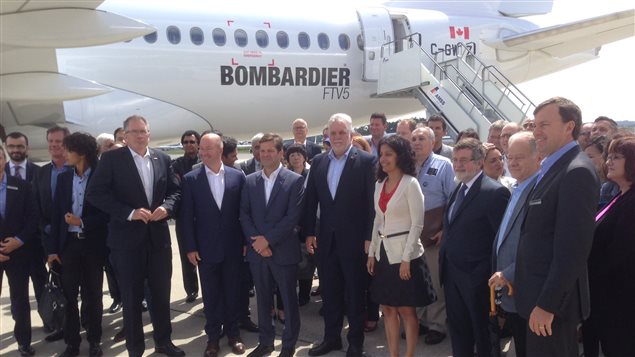 Le premier ministre du Québec Philippe Couillard (5e depuis la droite, rangée avant) pose à côté de la ministre provinciale de l’Économie Dominique Anglade et de dirigeants de Bombardier le 10 juillet 2016, à Farnborough.
