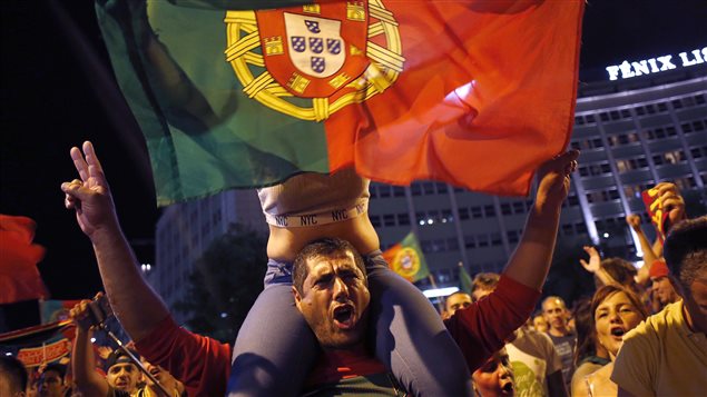 Des Portugais célèbrent à Lisbonne après la victoire 1-0 de leur équipe contre la France en finale de l'Euro 2016. Des Portugais célèbrent à Lisbonne après la victoire 1-0 de leur équipe contre la France en finale de l'Euro 2016.
