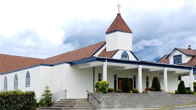 La iglesia católica Star of the Sea, en la pequeña ciudad de White Rock, situada junto a las aguas del océano Pacífico, en los suburbios de Vancouver.