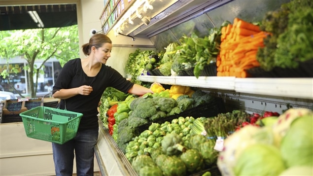 Sección de vegetales en un supermercado